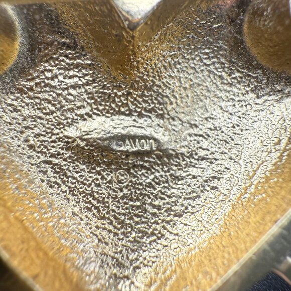 Original Avon Vintage Red Heart Brooch With Gold-Tone Pierced Arrow Etched Flora - Picture 5 of 6